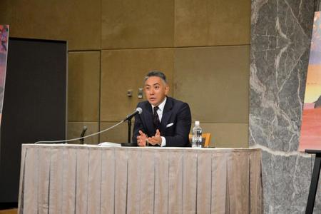 　インタビューに応じる市川團十郎