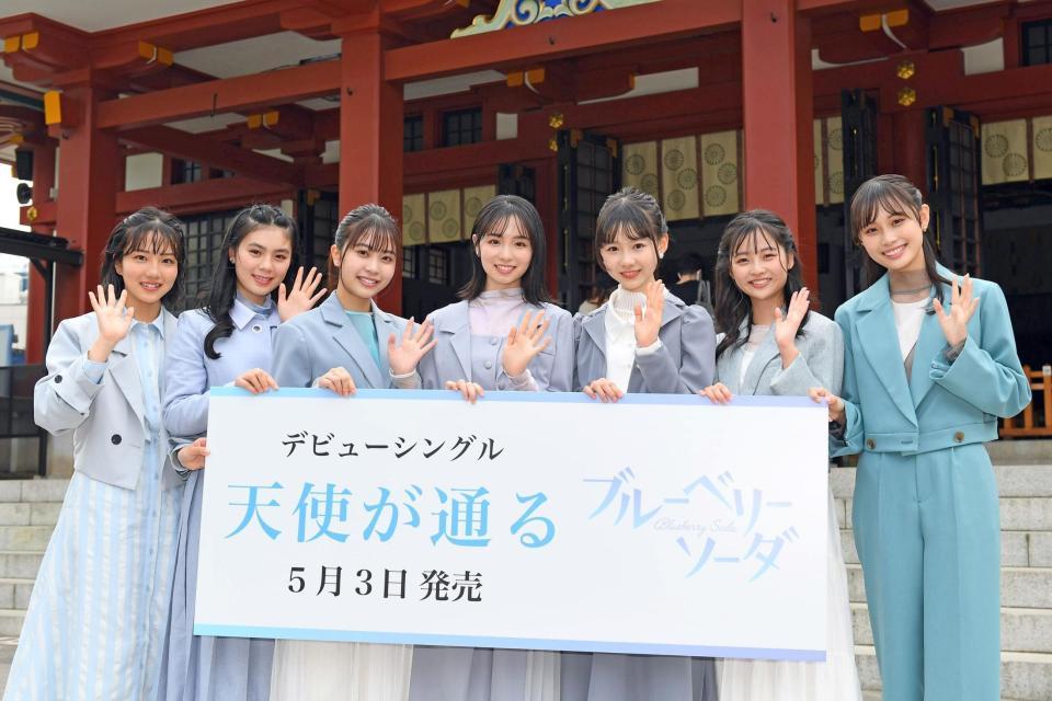 　ヒット祈願を行ったブルーベリーソーダの（左から）大橋小春、馬越友梨、大嵩愛花、幸澤沙良、鈴木悠華、大平くるみ、田村藍