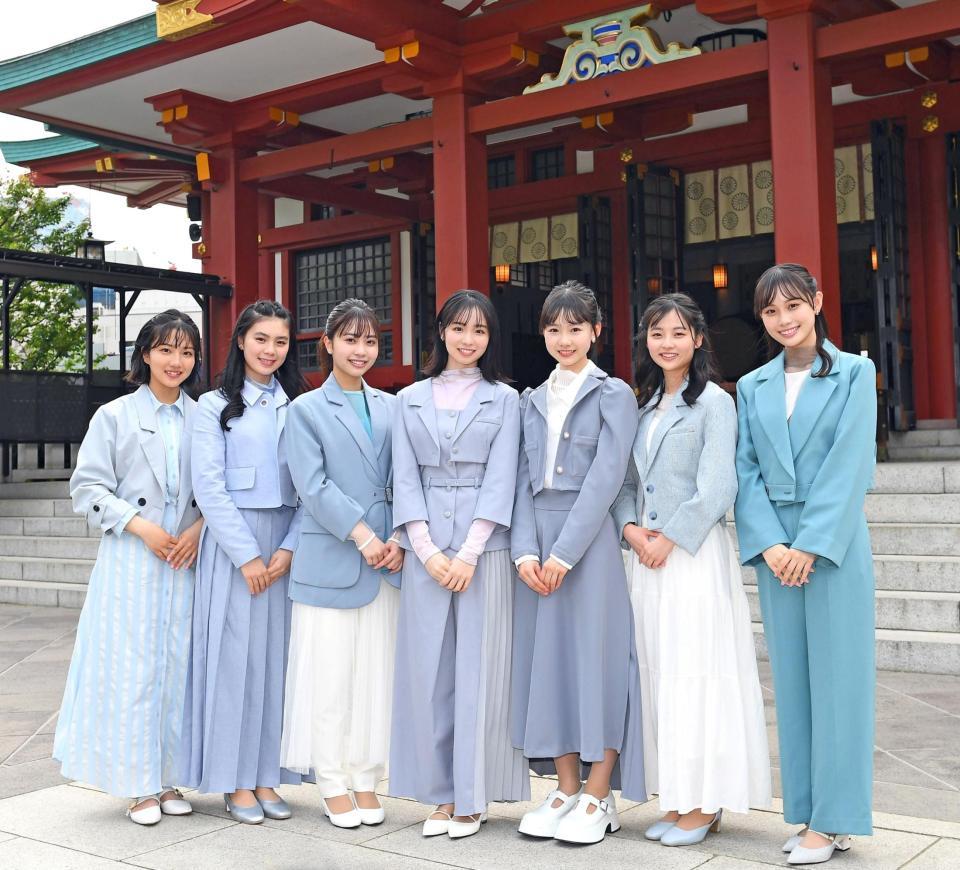 　ヒット祈願を行ったブルーベリーソーダの（左から）大橋小春、馬越友梨、大嵩愛花、幸澤沙良、鈴木悠華、大平くるみ、田村藍