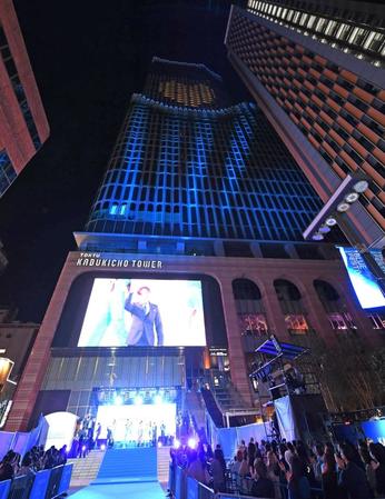 　ブルーにライトアップされた東急歌舞伎町タワー（撮影・三好信也）
