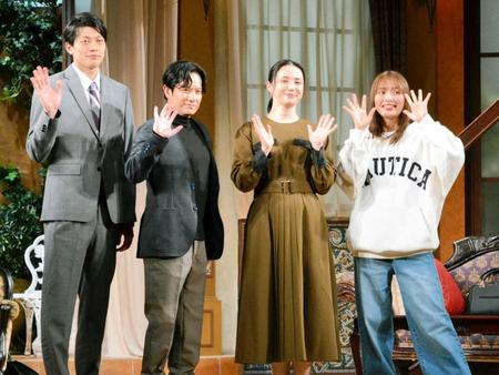 　笑顔で手を振る（左から）東啓介、佐藤アツヒロ、美村里江、内田理央