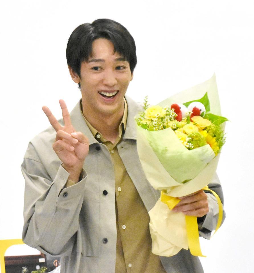 　取材前日に２９歳の誕生日を迎え、祝いの花束を受け取り笑顔の近藤頌利