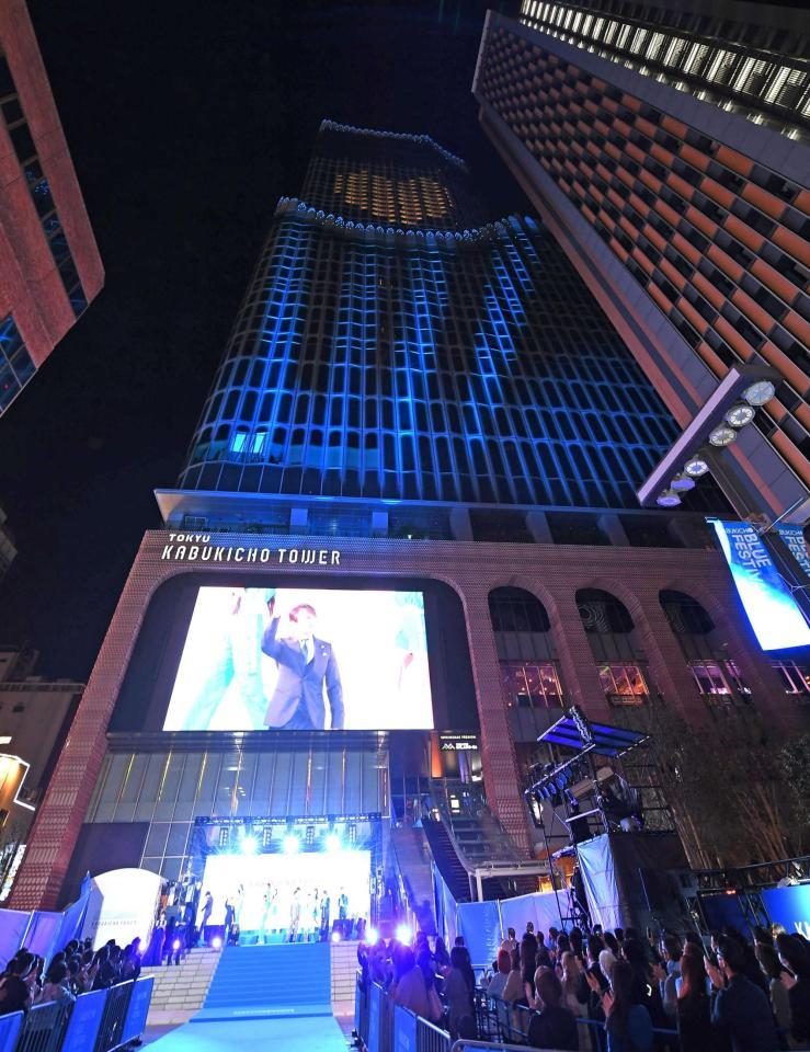 　ブルーにライトアップされた東急歌舞伎町タワー（撮影・三好信也）