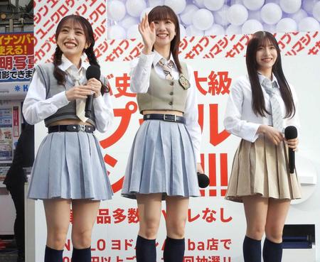 　オープニングイベントに出席したＡＫＢ４８の（左から）向井地美音、柏木由紀、平田侑希