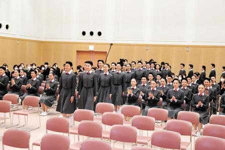 　宝塚音楽学校入学式で入場する１１１期生。生徒はマスクを外しているが、後方の保護者ら関係者はマスク着用
