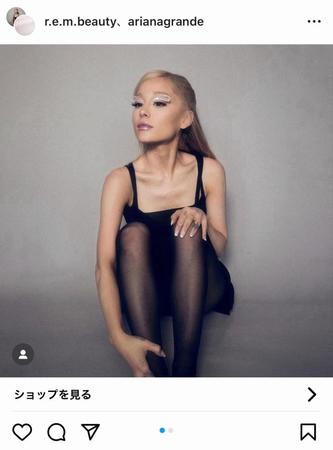 アリアナ・グランデ（＠ａｒｉａｎａｇｒａｎｄｅ）とコスメブランドｒ．ｅ．ｍ．ｂｅａｕｔｙ（＠ｒ．ｅ．ｍ．ｂｅａｕｔｙ）のインスタグラムより