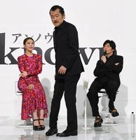 　ジェスチャーゲームで吉田鋼太郎の不審な動きに答えを悩む高畑充希（左）と田中圭（右）＝撮影・三好信也