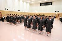 　入学式で起立する１１１期生