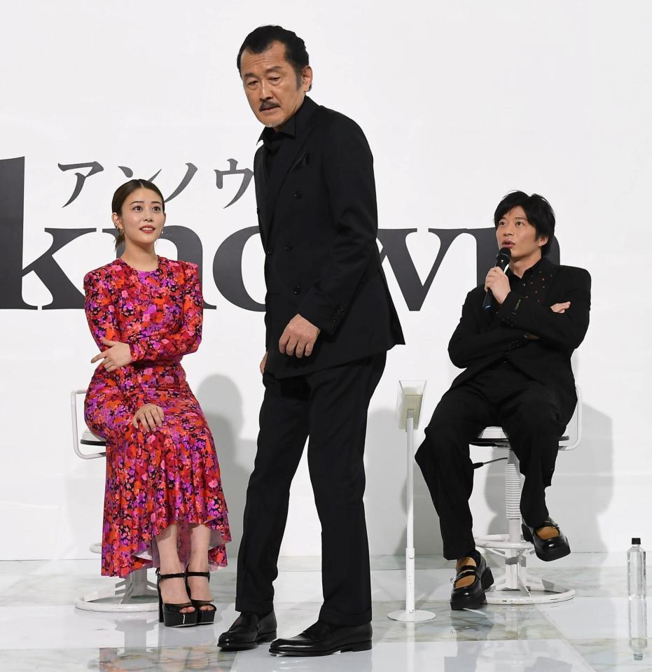 　ジェスチャーゲームで吉田鋼太郎の不審な動きに答えを悩む高畑充希（左）と田中圭（右）＝撮影・三好信也