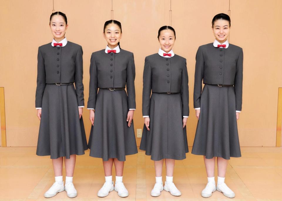 　首席の小熊萌子さん、成績上位の觜本ゆかるさん、西巻いぶ季さん、平尾百合音さん