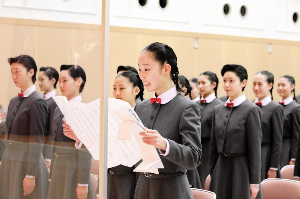 　新入生総代として答辞を述べる小熊萌子さん