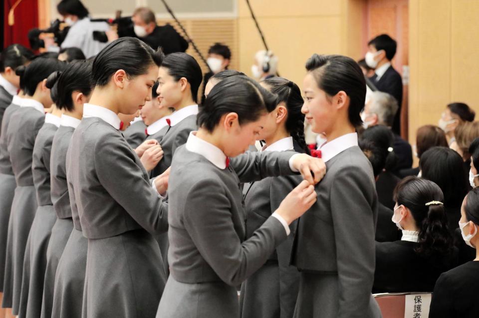 　在校生から入学生への校章バッジの贈呈