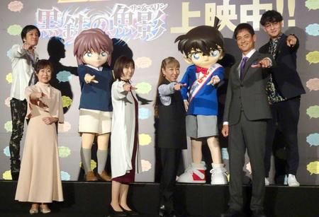 　ポーズを決める沢村一樹（右から２人目）ら声優陣