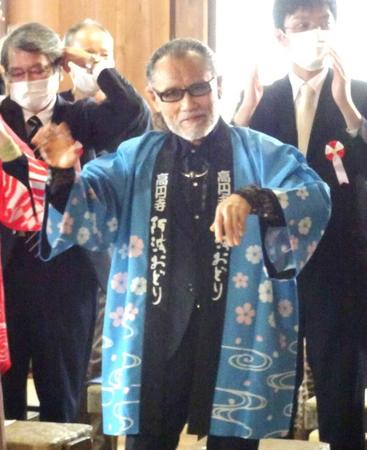 　阿波踊りを披露する片岡鶴太郎