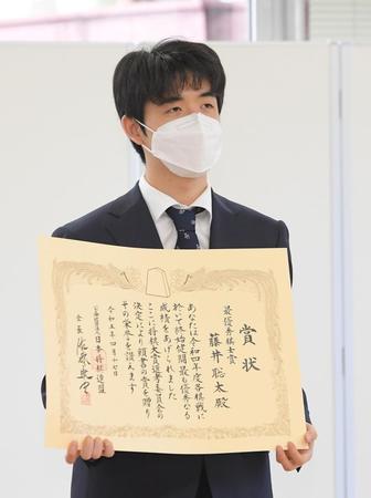 　最優秀棋士賞を受賞した藤井聡太竜王（撮影・佐藤厚）