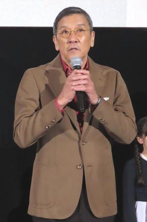 　完成披露試写会に出席した奥田瑛二