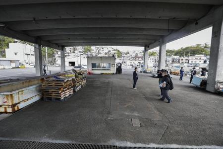 　事件があった和歌山市の雑賀崎漁港＝１７日午前