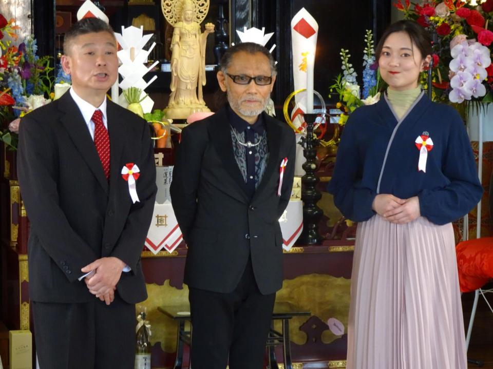 　（左から）コラアゲンはいごうまん、片岡鶴太郎、みほとけ