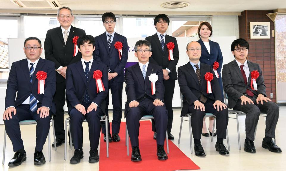 　日本将棋連盟・佐藤康光会長（中央）、各受賞者と記念撮影する藤井聡太竜王（前列左から２人目）と渡辺明名人（前列右から２人目）＝撮影・佐藤厚