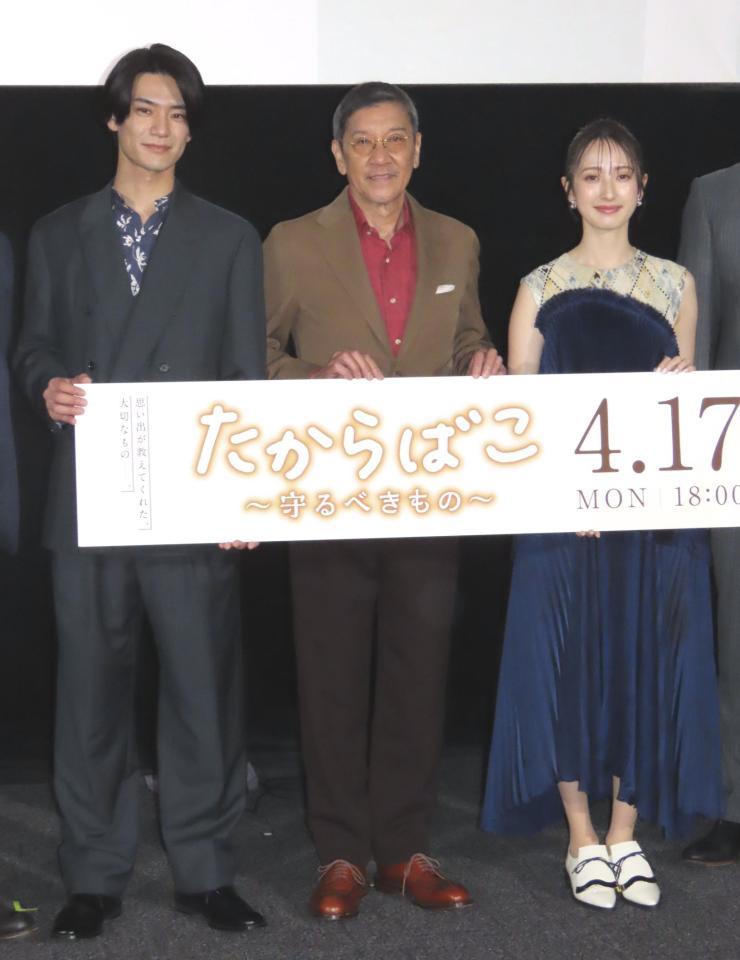 　完成披露試写会に出席した（左から）秋沢健太朗、奥田瑛二、團遥香