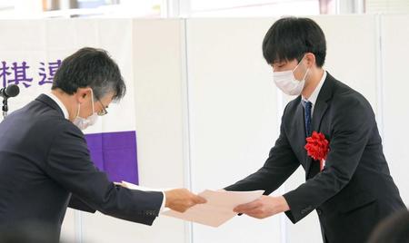 　昇段者免状を受け取る小山怜央四段（右）