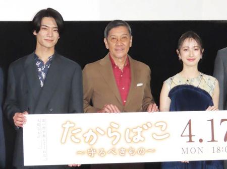 　試写会に出席した奥田瑛二