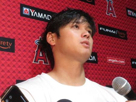 　試合後に日米報道陣の質問に答える大谷（撮影・小林信行）