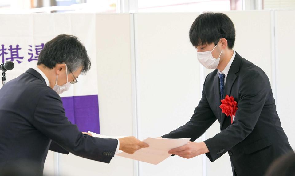 　昇段者免状を受け取る小山怜央四段（右）