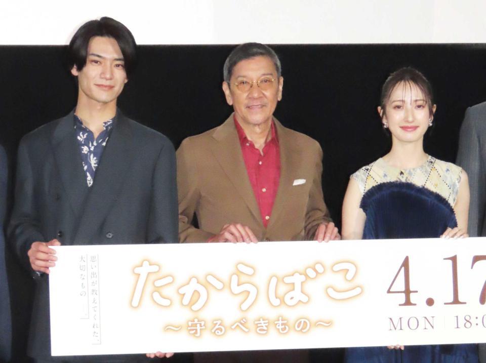 　試写会に出席した奥田瑛二