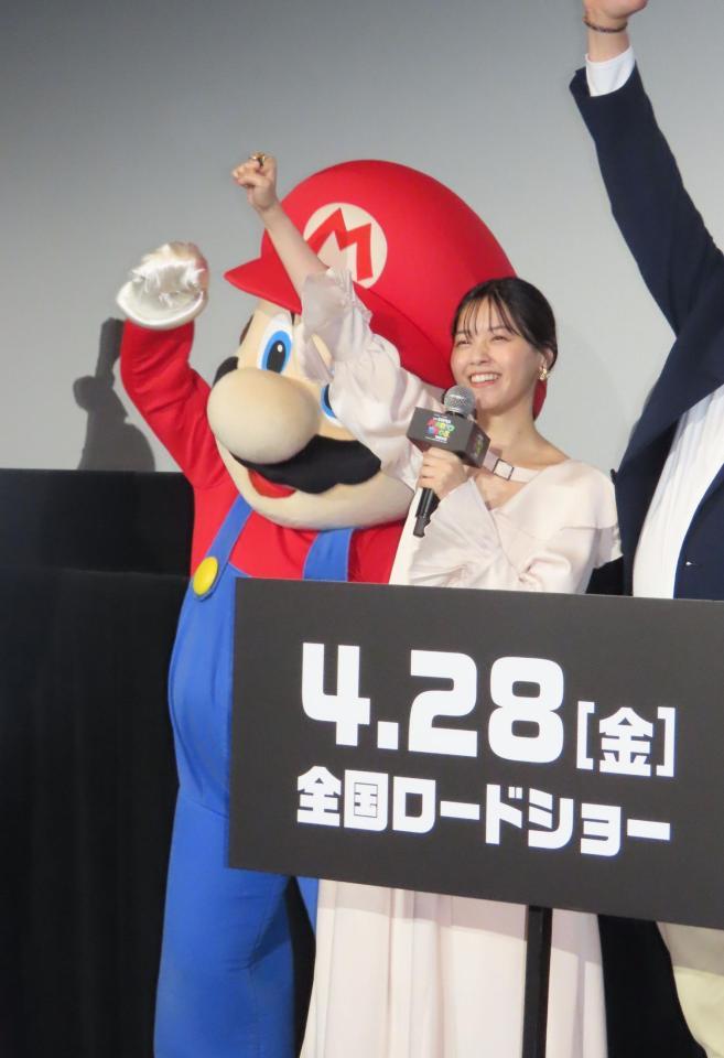 　プレミアイベントでマリオとガッツポーズする西野七瀬＝東京・六本木