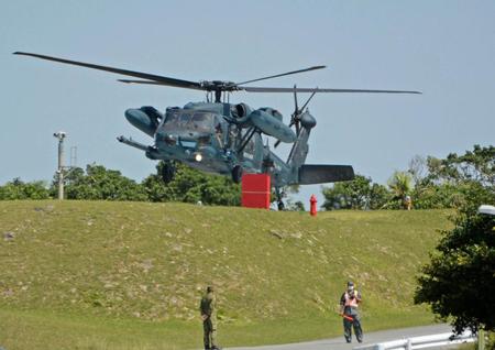 　潜水艦救難艦「ちはや」で引き上げられた人を乗せ、空自宮古島分屯基地に着陸する自衛隊ヘリ