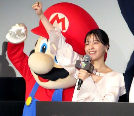 　マリオとガッツポーズする西野七瀬