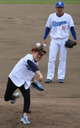 　ウエスタン中日対広島で始球式を務めたスピードワゴン井戸田潤。後方は仲地