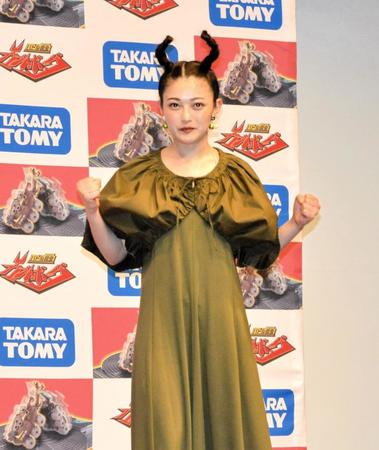 　ミヤマクワガタヘアーを披露する井上咲良