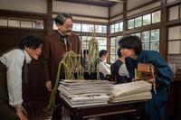 植物学者の野田（田辺誠一・左）と里中（いとうせいこう・中央）の話に夢中な万太郎（神木隆之介）