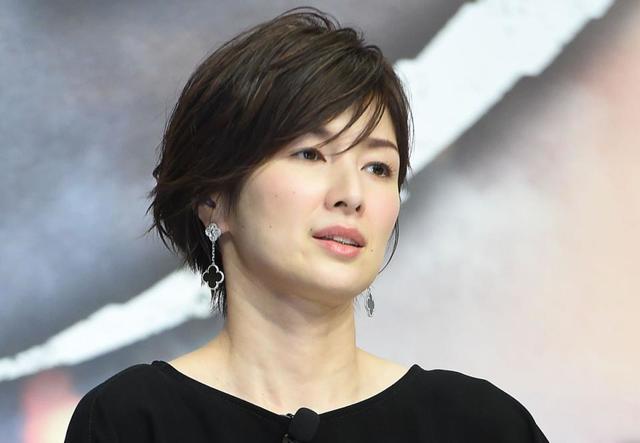 ２児の母・吉瀬美智子　４８歳、美貌の細デニムがレベチ「どこのブランド？」「見返り美人」と反響