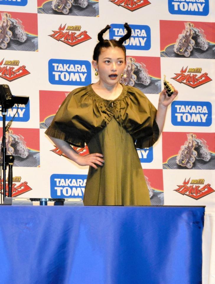 　ミヤマクワガタを披露するミヤマクワガタヘアーの井上咲良