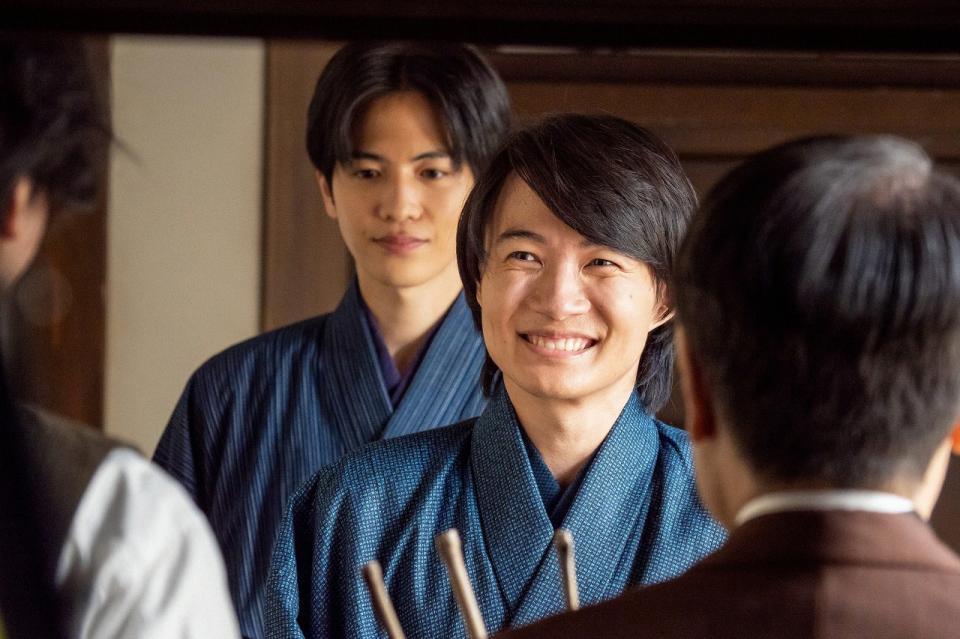 憧れの植物学者たちと出会い嬉しそうな万太郎（神木隆之介・右）と、物憂げな表情の竹雄（志尊淳）