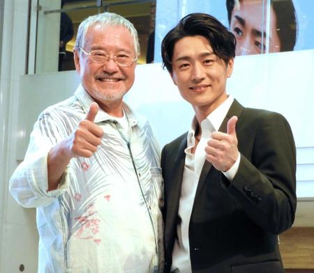 　ステージで笑顔を見せる真田ナオキ（右）と吉幾三