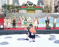 　龍神池に挑戦する狩野英孝。ステージ上左から、なすなかにし・中西茂樹、那須晃行、木村昴、３人おいて谷隼人、バナナマン・日村勇紀、設楽統＝東京・恵比寿ガーデンプレイス（撮影・金田祐二）