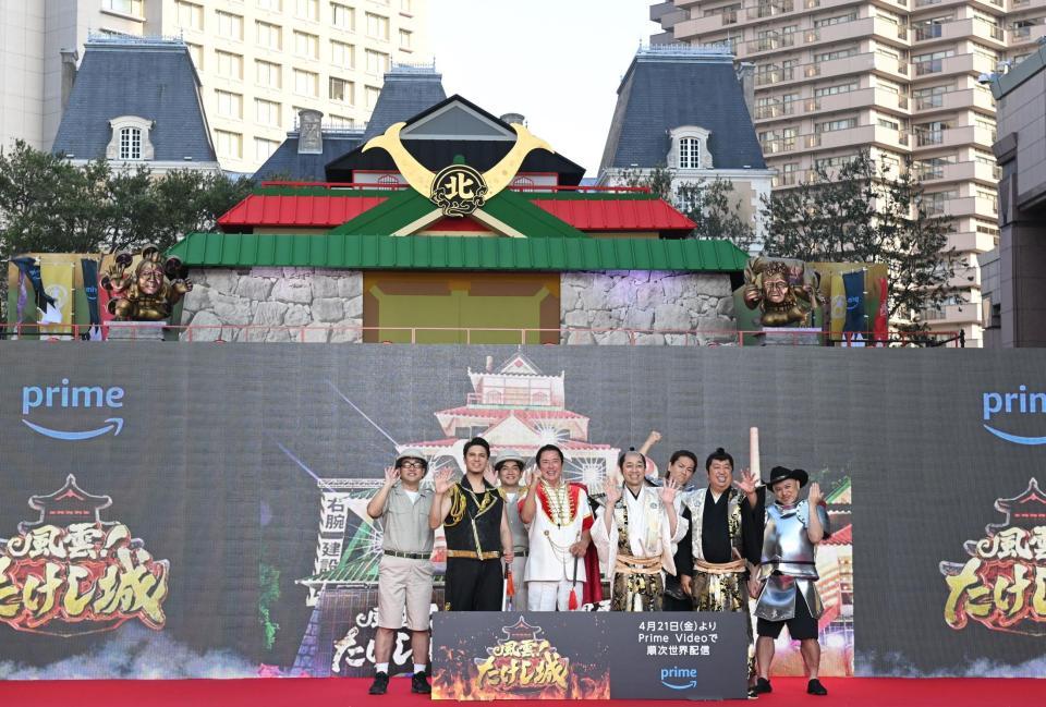 　たけし城復活を喜ぶ（前列左から）木村昴、谷隼人、バナナマン・設楽統、日村勇紀（後列左から）なすなかにし・中西茂樹、那須晃行、狩野英孝、ハリウッドザコシショウ＝東京・恵比寿ガーデンプレイス（撮影・金田祐二）