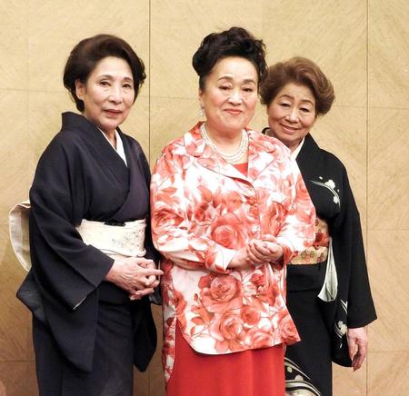 　（左から）波乃久里子、渡辺えり、水谷八重子