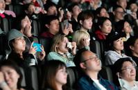 　ハンカチを手に映画を見る観客＝上海市（共同）