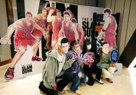 　映画「ＴＨＥ　ＦＩＲＳＴ　ＳＬＡＭ　ＤＵＮＫ」の中国本土での公開を前に、映画館で記念写真に納まる人たち＝１９日、上海市（共同）