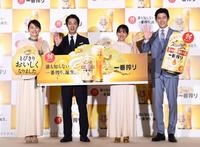 　新一番搾りをＰＲする（左から）石田ゆり子、堤真一、満島ひかり、鈴木亮平＝東京ミッドタウン（撮影・園田高夫）