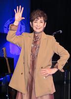 　「５」のポーズで55周年をアピールする今陽子