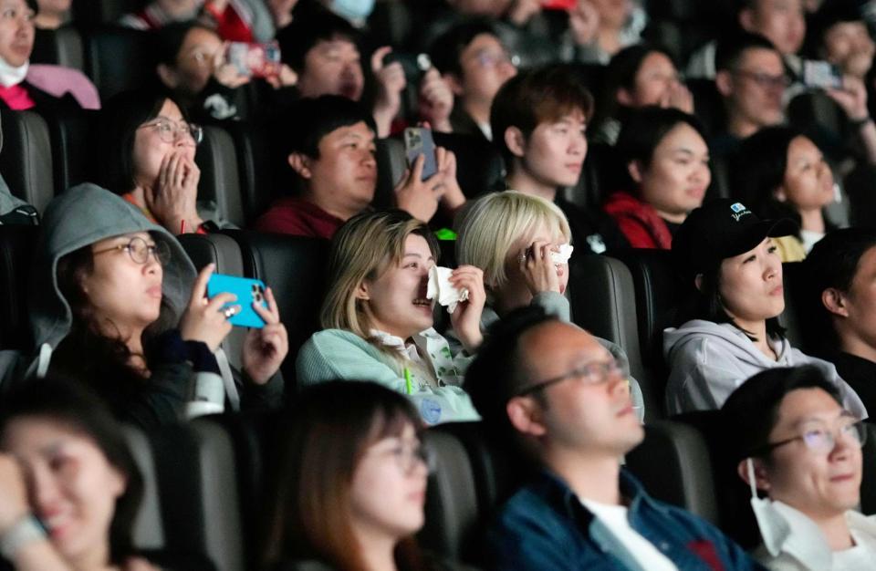 　ハンカチを手に映画を見る観客＝上海市（共同）