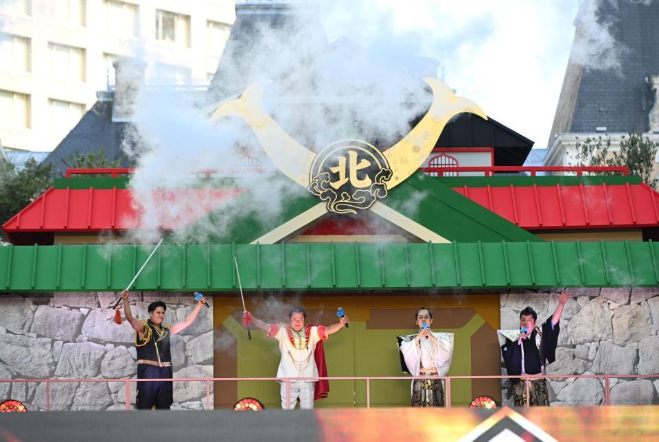 　たけし城から登場する（左から）木村昴、谷隼人、バナナマン・設楽統、日村勇紀＝東京・恵比寿ガーデンプレイス（撮影・金田祐二）