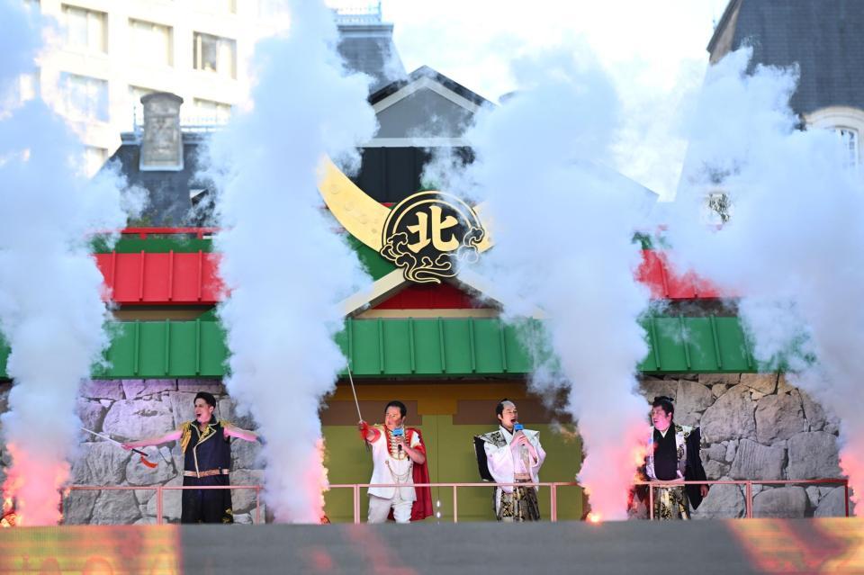 　たけし城から登場する（左から）木村昴、谷隼人、バナナマン・設楽統、日村勇紀＝東京・恵比寿ガーデンプレイス（撮影・金田祐二）