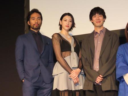 　セレモニーに出席した（左から）阿部進之介、三吉彩花、渡辺大知＝東京・渋谷